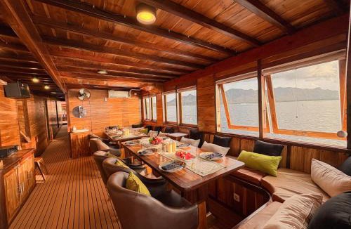 Labuan Bajo Boat Rental | Sundari Voyages by Archipelago Reserve Diving Photography