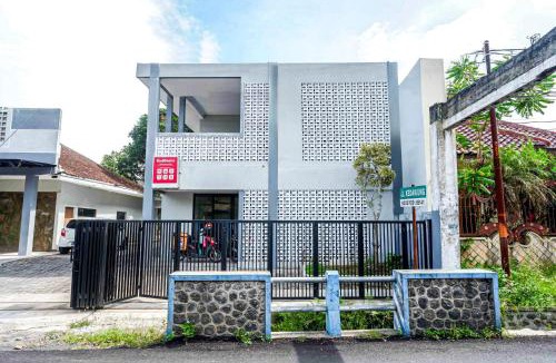 Malang Hotel | RedDoorz Plus @ Kalpataru