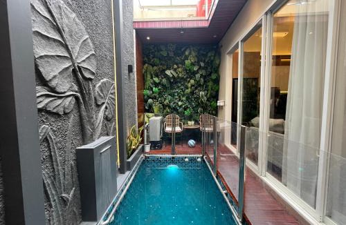 Dinoyo Villa | Singgah Jingga 2BR Mini Pool by Kamaria