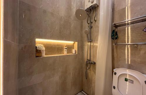 Dinoyo Villa | Singgah Jingga 2BR Mini Pool by Kamaria
