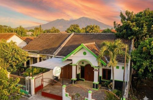 Yogyakarta House | Griyaponcowolo Syariah Full Furnished Family Home in Central Jogja