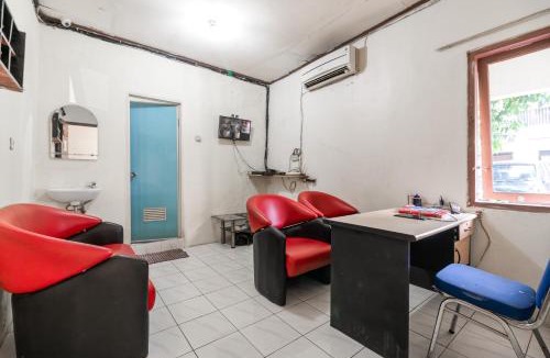 Gandaria-selatan Hotel | RedDoorz near Pondok Indah Water Park