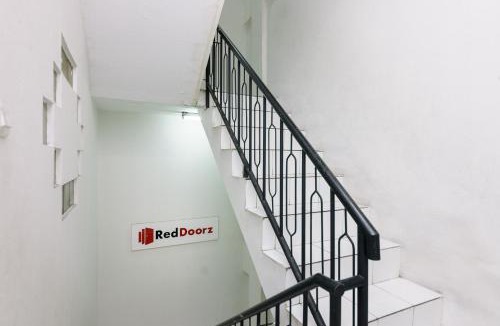 Jakarta House | RedDoorz near Seasons City Mall
