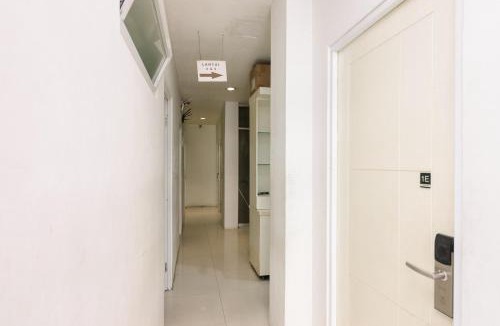 Jakarta House | RedDoorz near Seasons City Mall