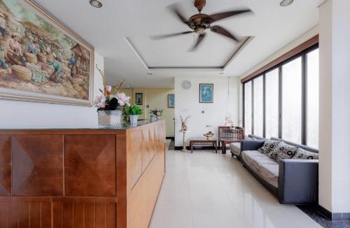Jakarta House | RedDoorz Plus near Green Pramuka Square Mall