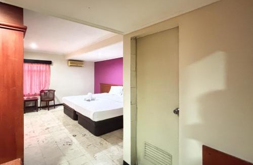 Surabaya Hotel | Hotel Pasar Besar RedPartner near Tugu Pahlawan
