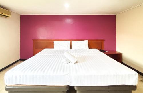 Surabaya Hotel | Hotel Pasar Besar RedPartner near Tugu Pahlawan