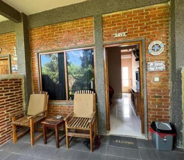 Hu'u House | Vivian's Lakey peak homestay