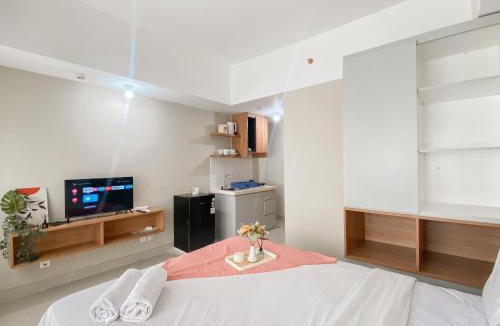 Duren Sawit Apartment | Modern Look Studio Apartment at Gateway Park LRT City Jatibening By Travelio