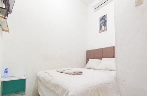 Jombang Hotel | Ariska Room near Alun Alun Jombang RedPartner