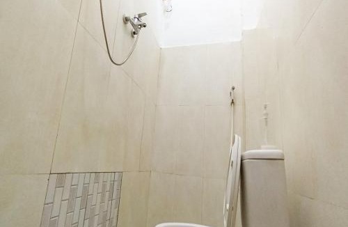 Jombang Hotel | Ariska Room near Alun Alun Jombang RedPartner