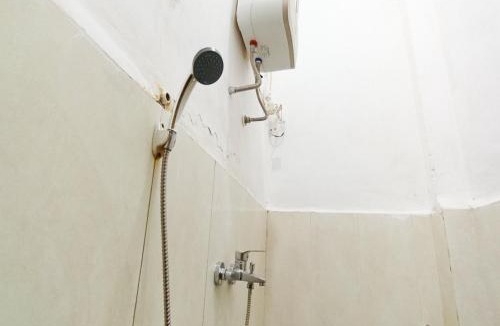 Jombang Hotel | Ariska Room near Alun Alun Jombang RedPartner