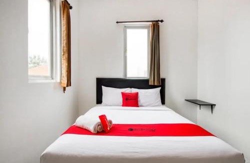 Gresik Hotel | RedDoorz Plus near Galaxy Mall