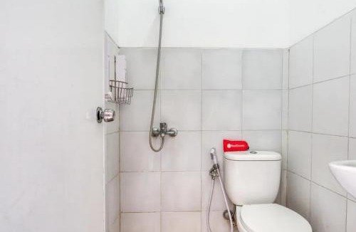 Gresik Hotel | RedDoorz Plus near Galaxy Mall