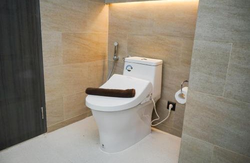Pagedangan Apartment | Studio Apartment with Sofa at Carstensz Residence By Travelio
