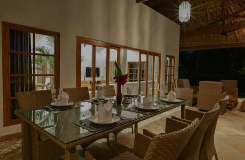 Banjartegehe Villa | Beachfront Private VILLA & POOL