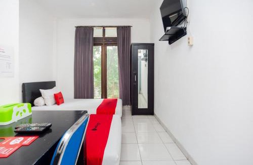 Pekayon Jaya House | RedDoorz Syariah near Grand Galaxy Park