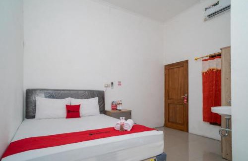 Waru Hotel | RedDoorz near RS Mitra Keluarga Waru