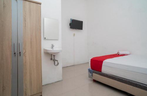 Waru Hotel | RedDoorz near RS Mitra Keluarga Waru