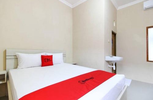 Banjarsari House | RedDoorz near Sheikh Zayed Surakarta