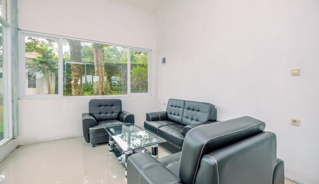 Comfort Stay Studio Room At Graha Wishnu Guest House