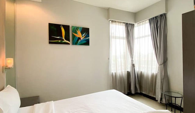 Homey 2Br Apartment Crown Court Executive Condominium