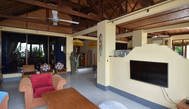 Beachfront villa with private pool, garden and terrace in Temoekoes
