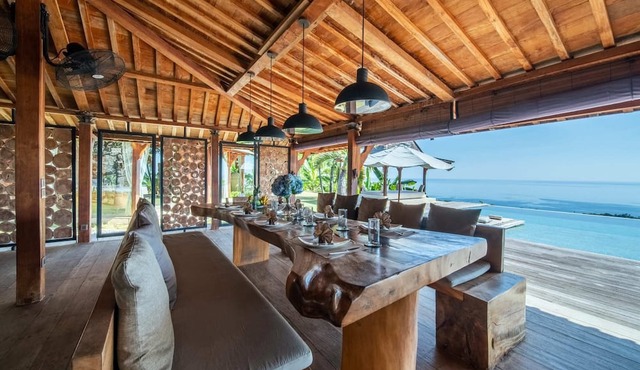 Palatial Wooden Villa, 4br, Lovina
