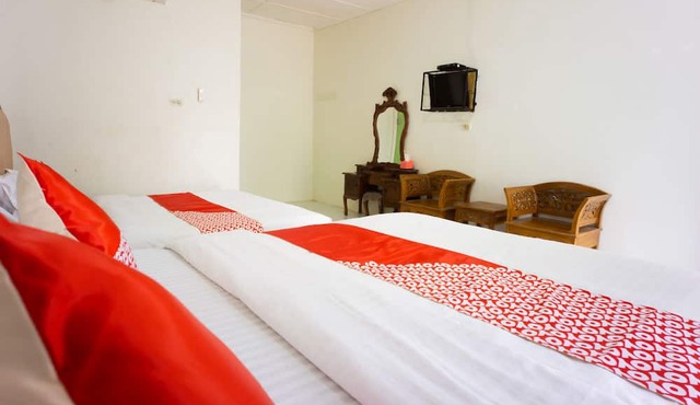 OYO 2410 Intan Hotel in Babul Makmur