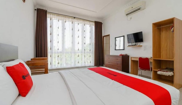 RedDoorz Syariah near Lahat Station in Lahat