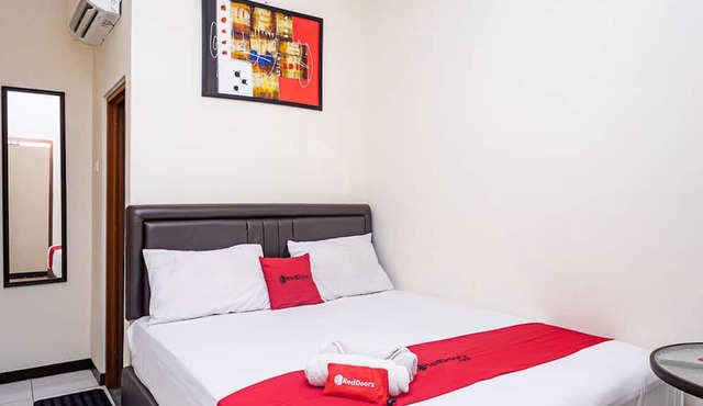 RedDoorz near Alun Alun Bandung 2 in Bandung