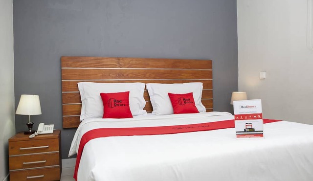 RedDoorz Plus near Asia Afrika 3
