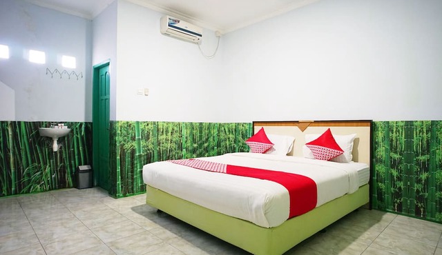 OYO 754 Nur Aziziah Guest House Syariah in Balikpapan