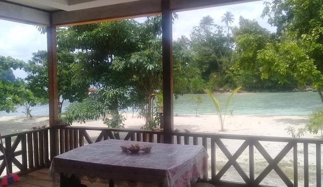 Nusa Nalan Beach Resort in Salemang