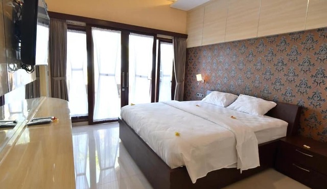 Paradise Palm Beach Bungalows and Dive Center in Tulamben