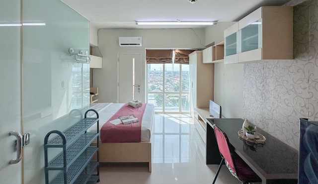 Classic And Compact Studio At The Square Surabaya Apartment