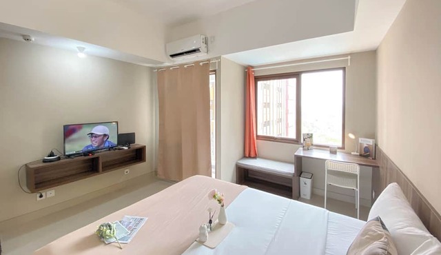 Cozy and Warm Studio at LRT City Jatibening Apartment