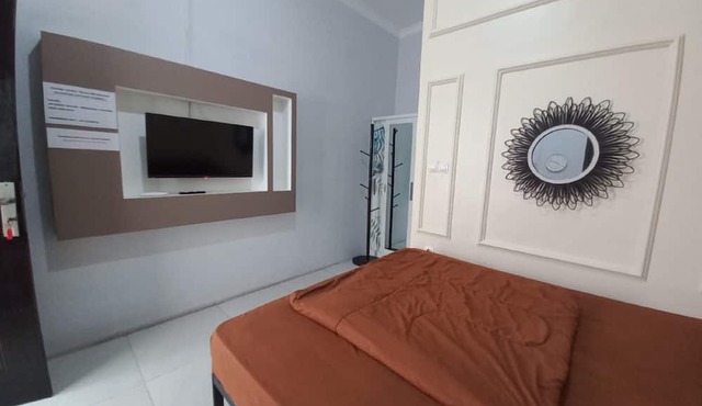 OYO 93962 Jm Guest House in Karawang