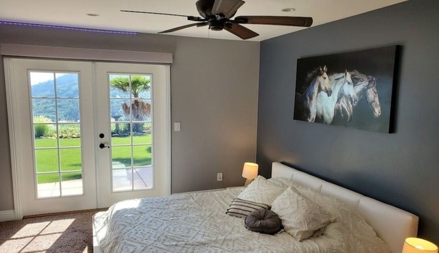 Beautiful luxurious house looking at canyon and mountains, gorgeous sunset. in Escondido