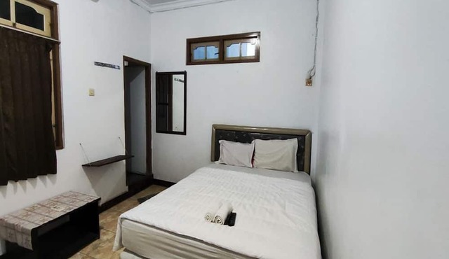 Capital O 93653 Kinasih Hotel