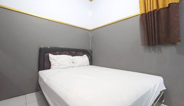 SPOT ON 93620 Anisa Homestay Syariah Near Pantai Gemah Tulungaggung