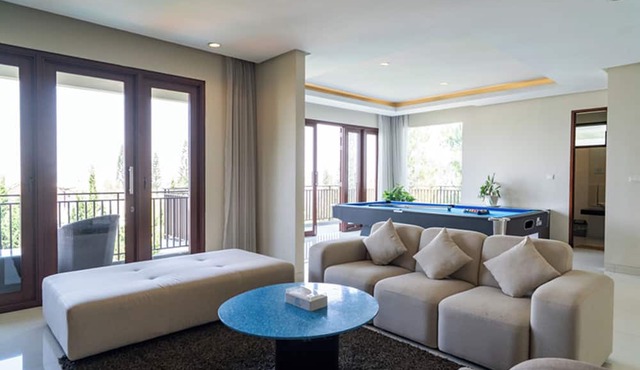 Breeze Blows City View 5 Br Heated Pool and a Billiard in Cimenyan