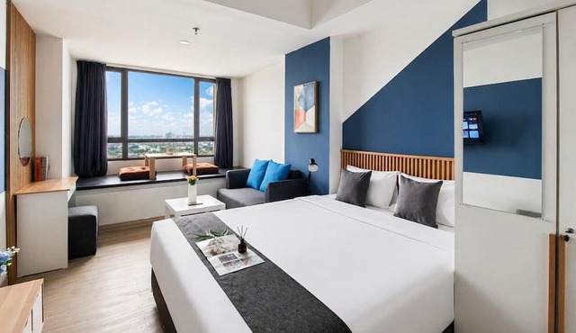 Relaxing With Chic Design Studio Apartment At Collins Boulevard
