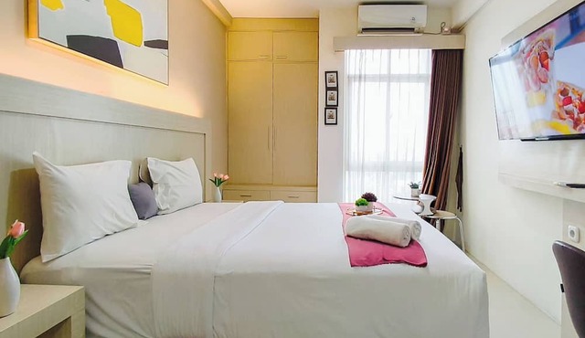 Comfy White Studio For 2 Pax At Bale Hinggil Apartment