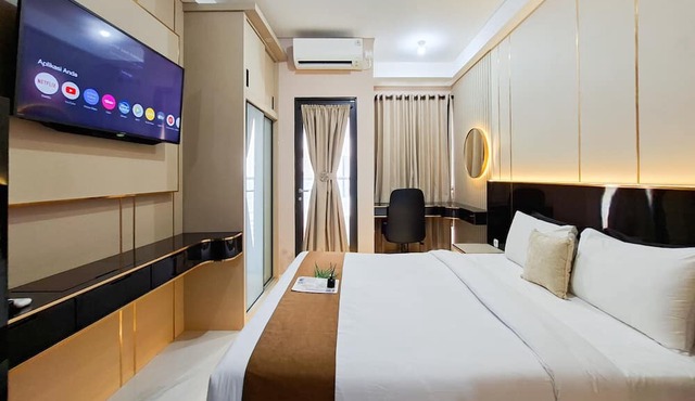 Warm And Restful Studio Room At Apartment Transpark Bintaro