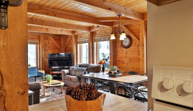 Killington Cabin: Right Unit - Sleeps 10 in 4 BR, 2 BA Cozy Escape in Killington