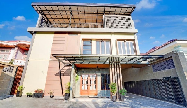 Luxury Deluxe DBL Retreat W/ Free WiFi and Parking in Padang
