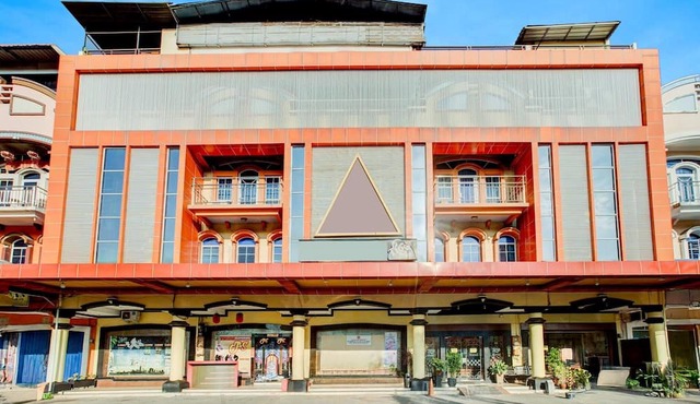 Luxury Twin Stay with Free WiFi and Parking in Batam