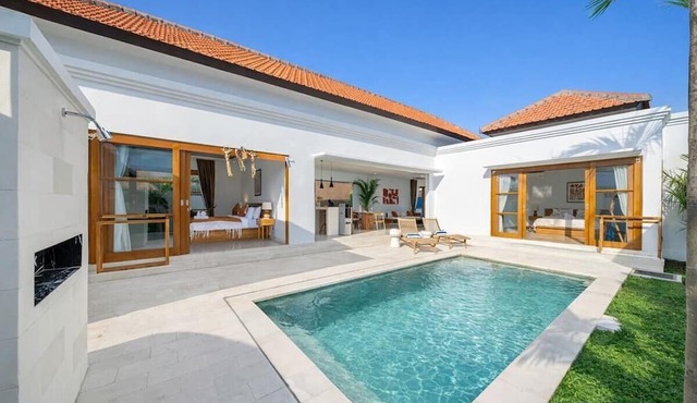 Serene 2BR Stay w Huge Pool, Beach Nearby & Garden in Kecamatan Kuta Utara
