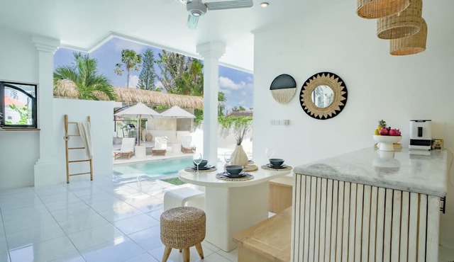 Villa Nair NEW stylish 3BR Canggu with large pool, projector & green field view
